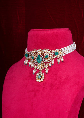 Exquisite Victorian-Inspired Emerald Polki Choker with Multi-Strand Pearl Detailing