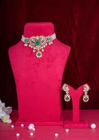 Exquisite Victorian-Inspired Emerald Polki Choker with Multi-Strand Pearl Detailing