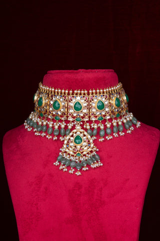 Emerald Pearl Majesty Choker Necklace with Golden Glow Detailing