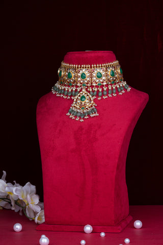Emerald Pearl Majesty Choker Necklace with Golden Glow Detailing