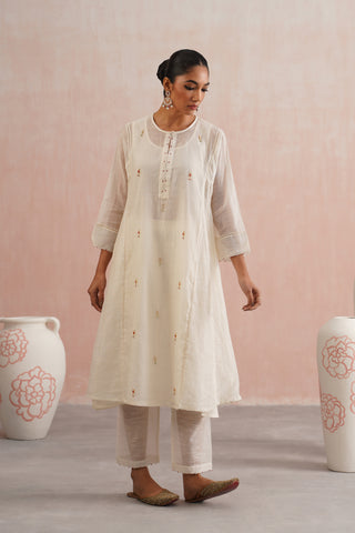 Ivory Mul chanderi pearl and jewels embroidered kurta paired with cotton chanderi pants and tissue organza embroidered dupatta - Set of 4