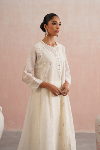 Ivory Mul chanderi pearl and jewels embroidered kurta paired with cotton chanderi pants and tissue organza embroidered dupatta - Set of 4