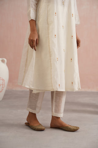 Ivory Mul chanderi pearl and jewels embroidered kurta paired with cotton chanderi pants and tissue organza embroidered dupatta - Set of 4