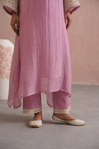 Lilac Mul chanderi pearl embroidered lace detailing in kurta paired with cotton pants and mul chanderi applique work dupatta - Set of 4