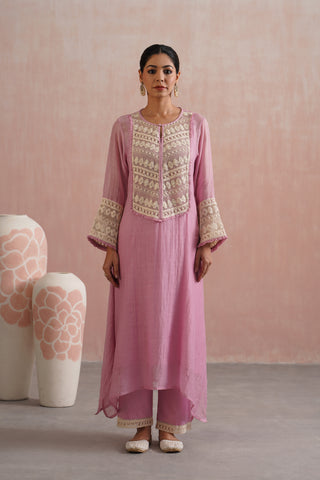 Lilac Mul chanderi pearl embroidered lace detailing in kurta paired with cotton pants and mul chanderi applique work dupatta - Set of 4