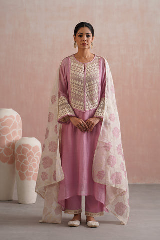 Lilac Mul chanderi pearl embroidered lace detailing in kurta paired with cotton pants and mul chanderi applique work dupatta - Set of 4