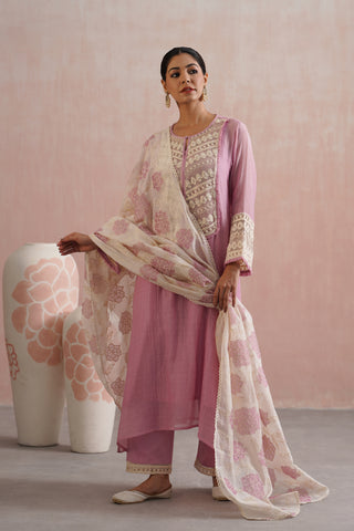 Lilac Mul chanderi pearl embroidered lace detailing in kurta paired with cotton pants and mul chanderi applique work dupatta - Set of 4