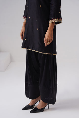 Black zardozi embroidered chanderi silk kurta set