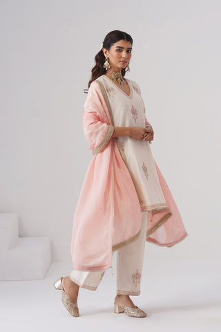 Ivory zardozi embroidered chanderi silk kurta set