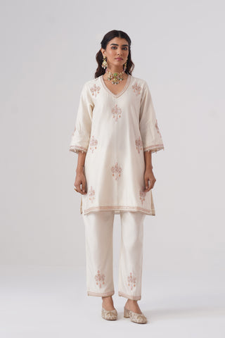 Ivory zardozi embroidered chanderi silk kurta set