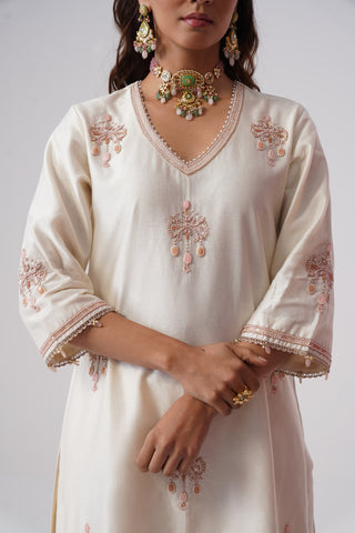 Ivory zardozi embroidered chanderi silk kurta set